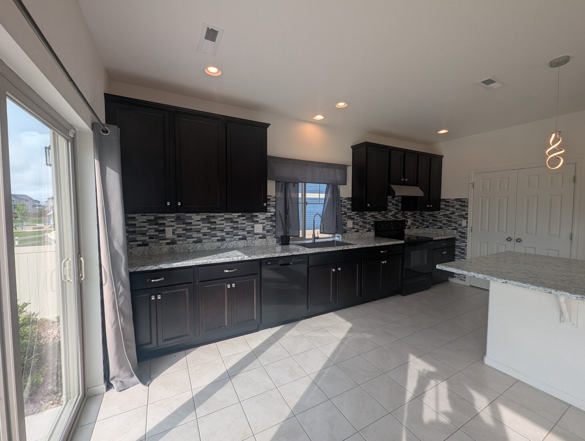 Building Photo - 5325 Ventura St