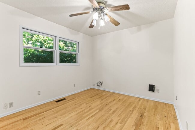 Building Photo - 9877 SE 33rd Ave