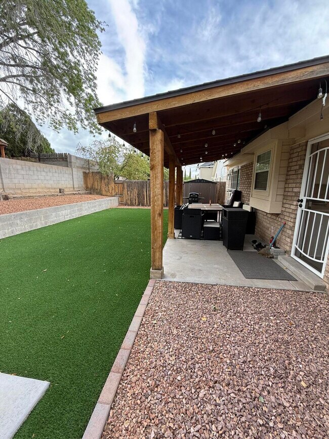 Building Photo - 7616 Copperfield Dr NE
