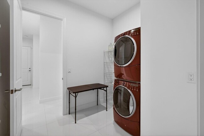 Building Photo - 11460 SW Pietra Wy