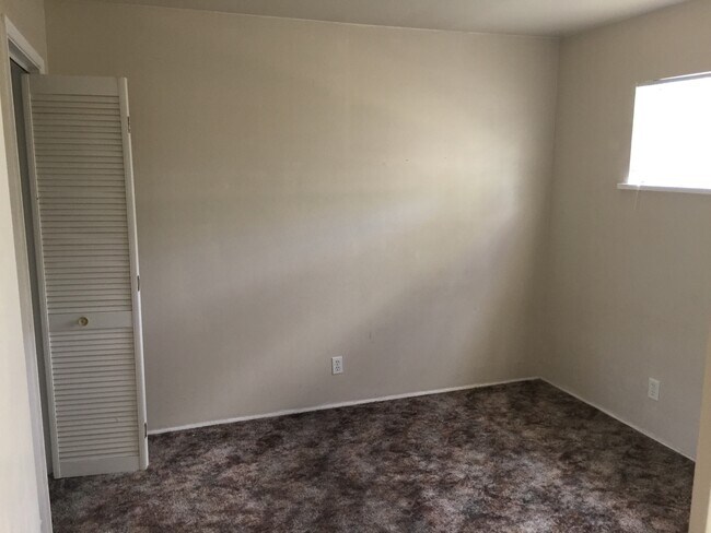 Building Photo - 427 Stanford Dr SE