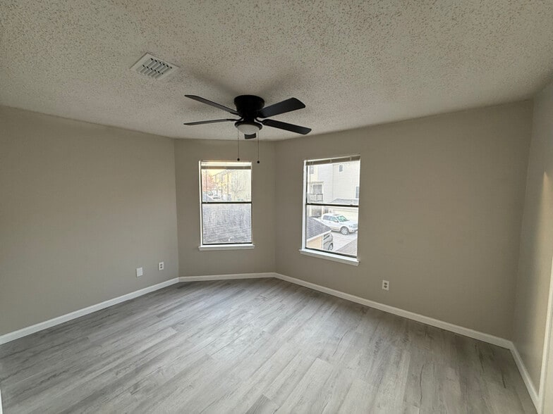 Building Photo - 4401 River Valley Dr