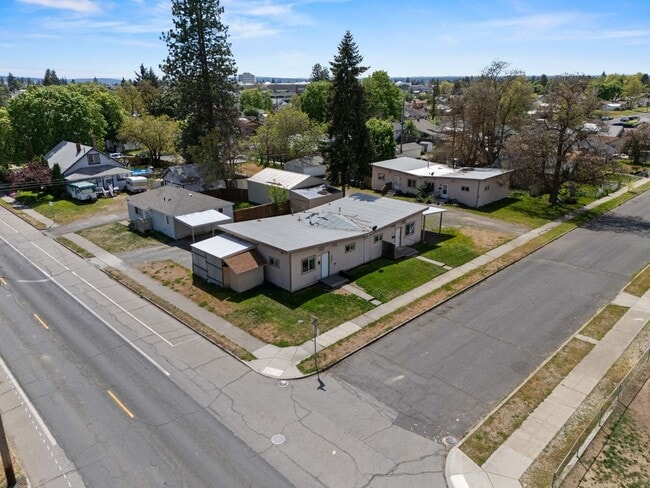 Building Photo - 420 E Sanson Ave