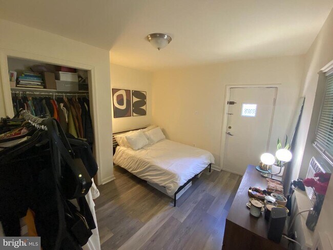 Building Photo - 1735 Bainbridge St