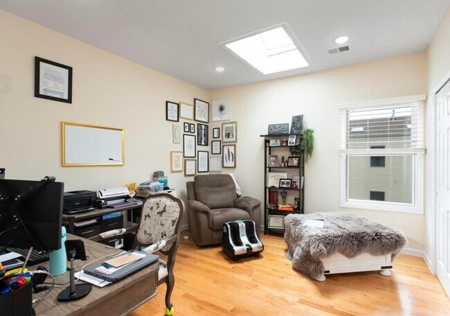 Building Photo - 86 Oak St