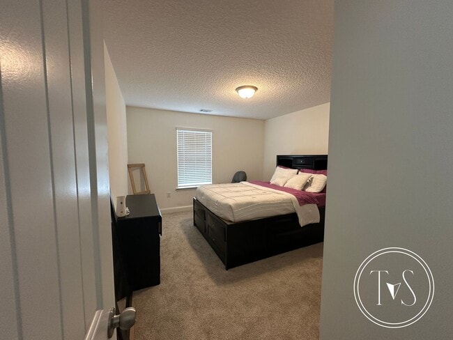 Building Photo - FALL MOVE-IN SPECIAL: $1000 OFF 1ST MONTH'...