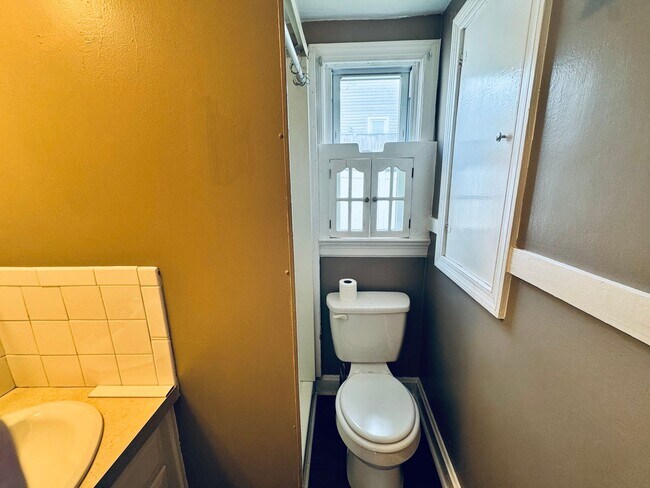 Building Photo - Adorable Cottage