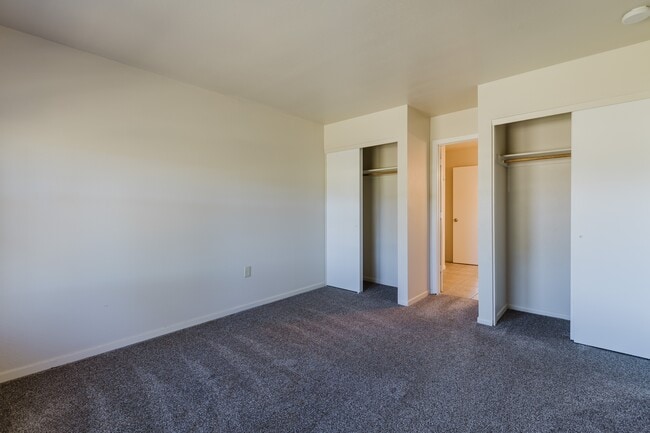 Building Photo - 21 W Golf Pl