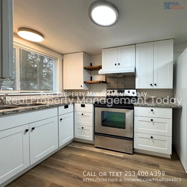 Building Photo - Beautiful remodeled 3 bed 1.5 bath with de...