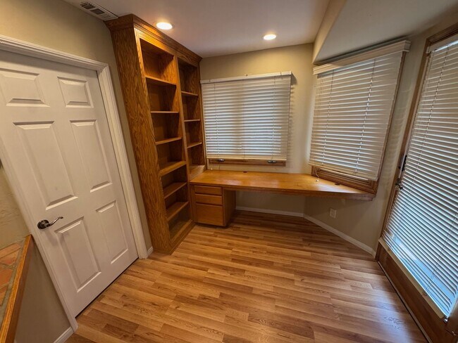 Building Photo - Quail Canyon Rd