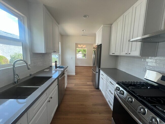 Building Photo - 6557 McLennan Ave