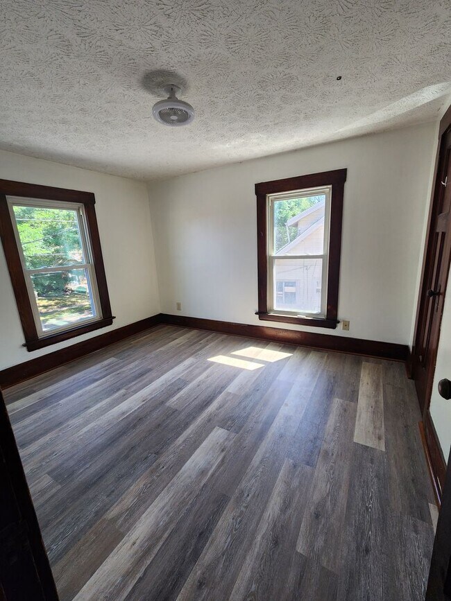 Building Photo - Beautifully Update 4 Bedroom House For Rent in Firestone Park