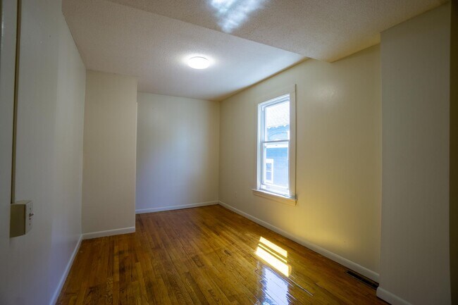 Building Photo - Available 6/1/26 - Single Family Home