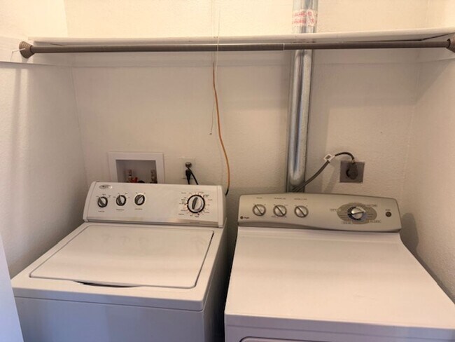 Building Photo - 3 Bedroom Apartment in Jewel Lake w/ Garage and Large Deck!