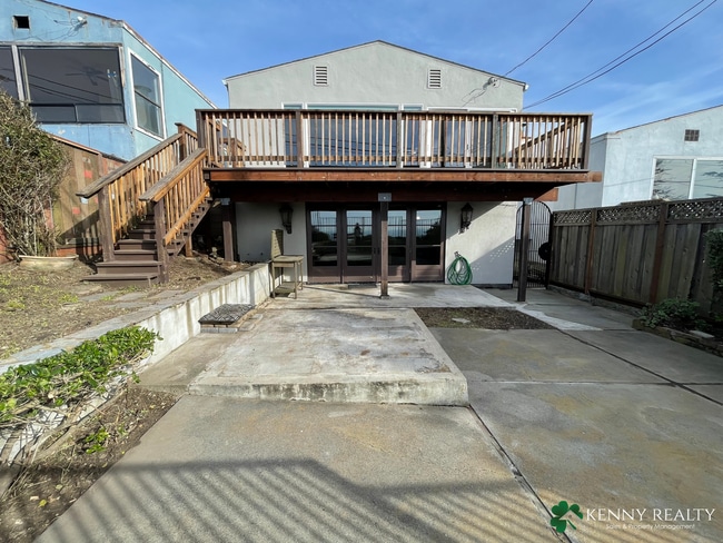 Building Photo - Large Five Bedroom, Three Bathroom with In...