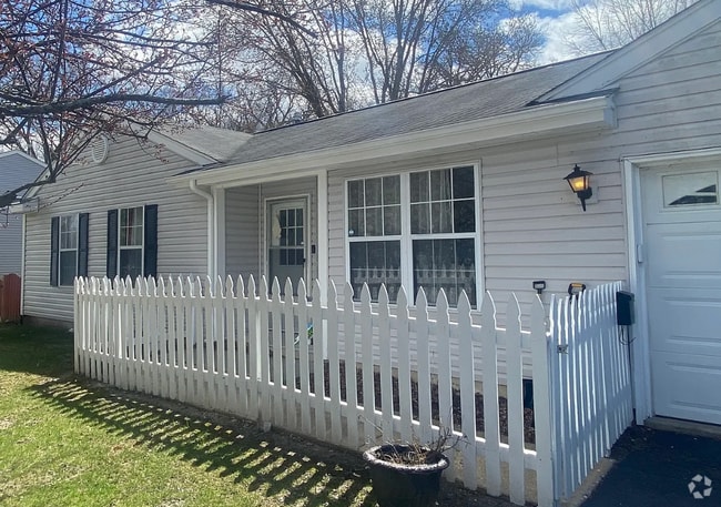 Building Photo - 821 Dartmouth Dr