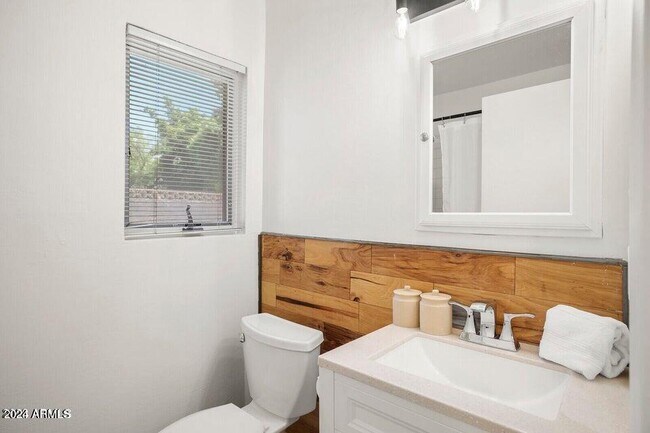 Building Photo - 3915 E Larkspur Dr