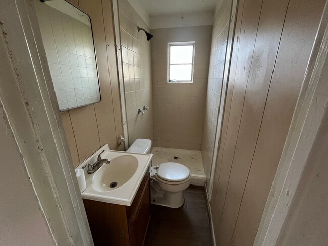 Building Photo - One Bedroom House in Roxana