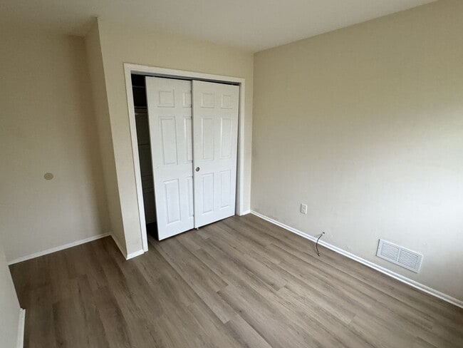 Building Photo - 3 bedrooms, 2.5 bathrooms