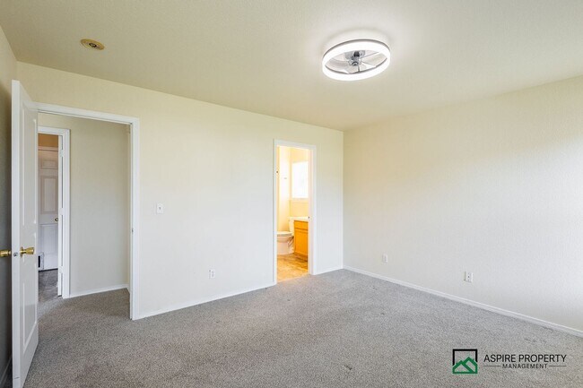 Building Photo - 3 bed 2 bath home