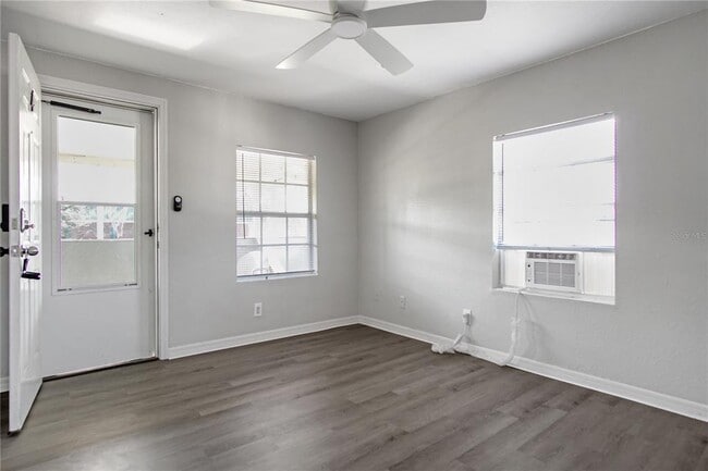 Building Photo - 1002 Avenue E