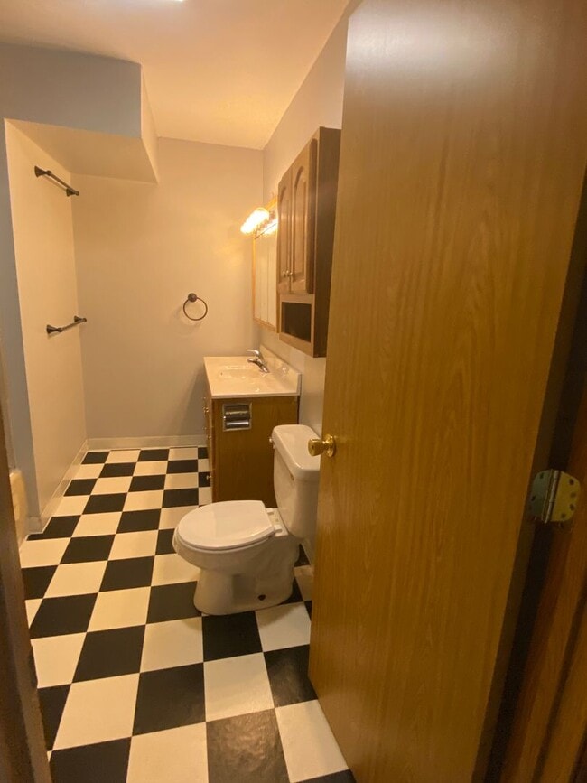 Building Photo - 3 Bed 1 Bath with Double Stall Garage