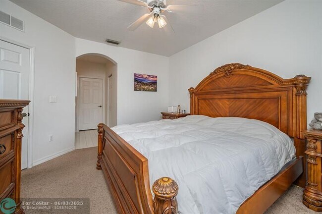 Building Photo - 5048 SW 136th Ave