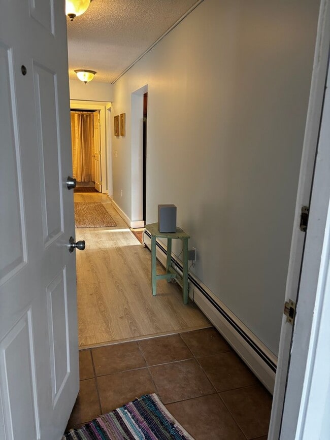 Building Photo - Centrally located 1 bedroom unit, flexible rental terms, partially furnished