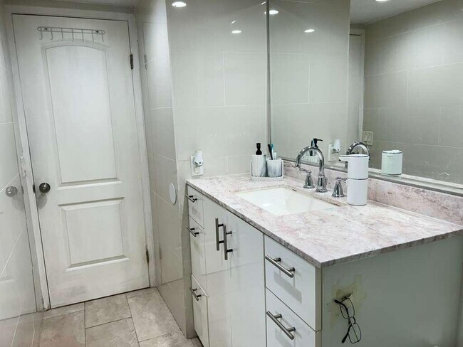 Building Photo - 1351 NE Miami Gardens Dr