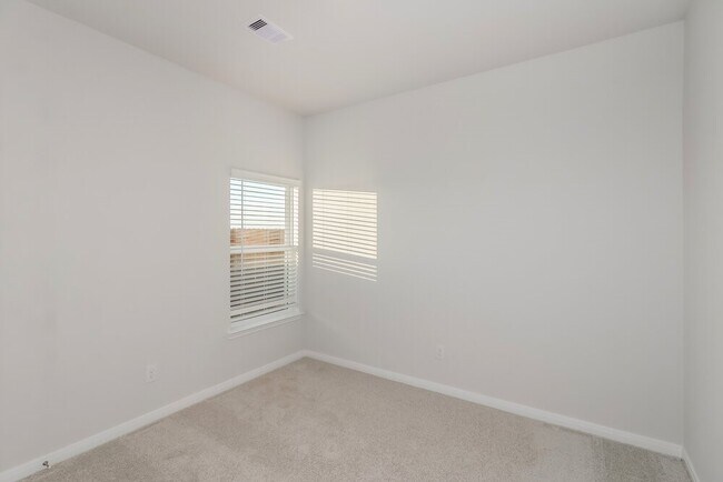 Building Photo - 208 Lgt Smt Dr