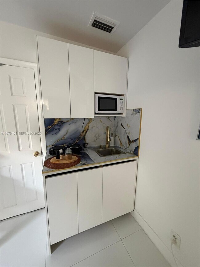 Building Photo - 45 SW 28th Rd