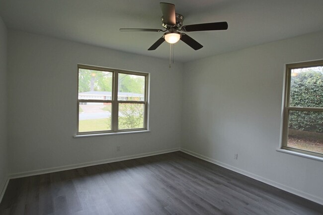 Building Photo - Adorable 3 Bed 2 Bath in Tyler with TWO Li...