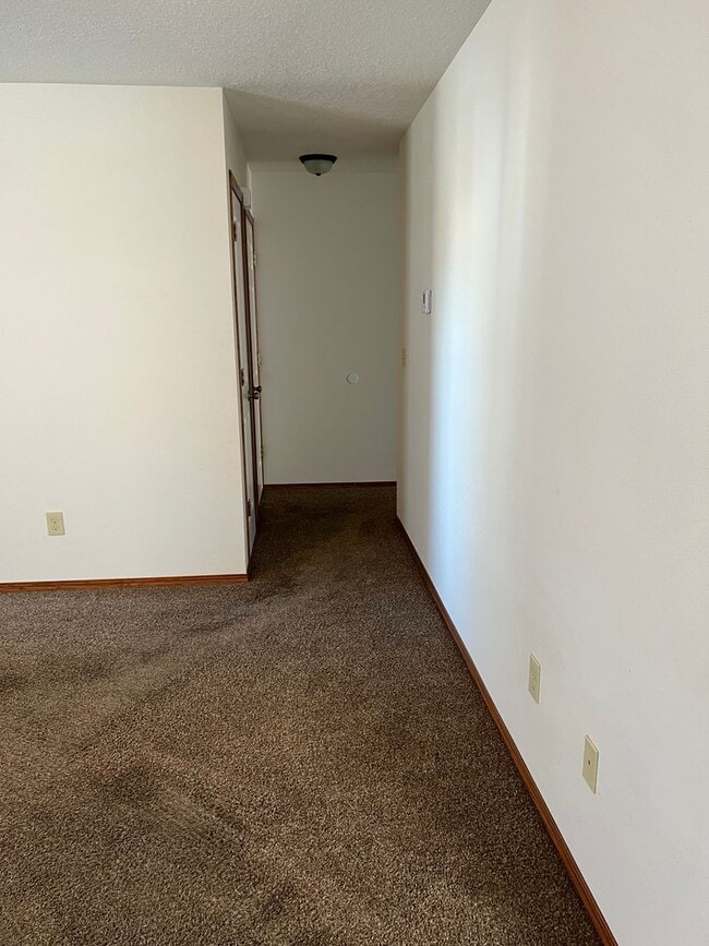 Building Photo - 3 bedroom 2 bath Spacious Duplex in great location!