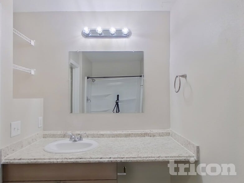 Building Photo - 250 Canterbury Ct