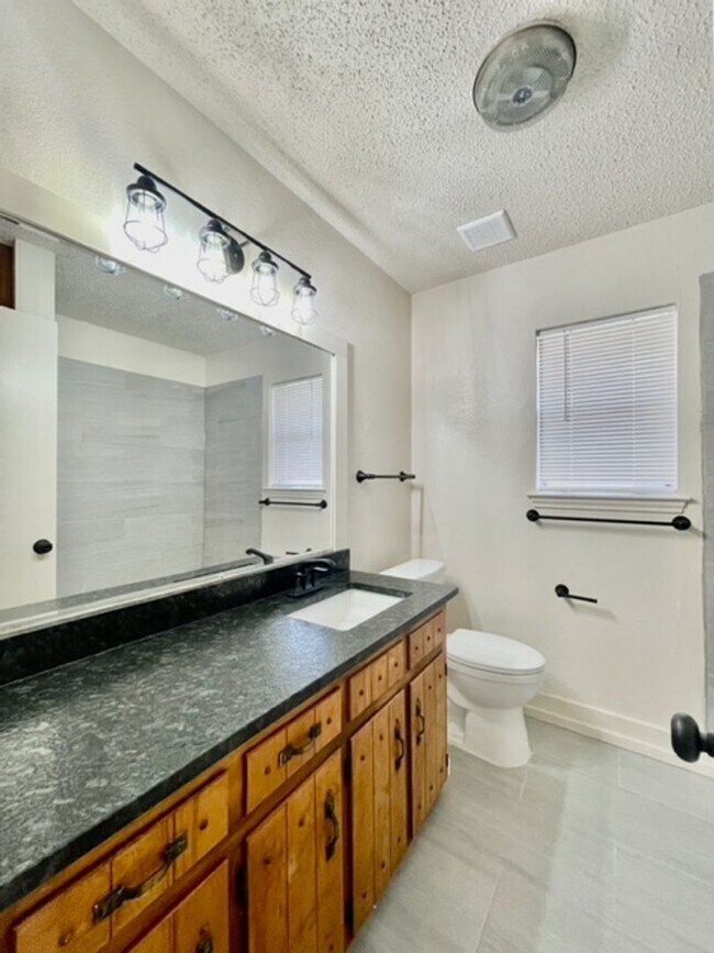 Building Photo - Single Family Home featuring 3 Bedrooms, 2 Baths, and 1 Car Garage