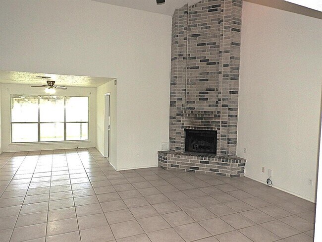 Building Photo - 2107 Creekshire Dr