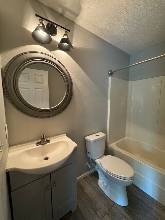 Building Photo - Renovated Townhome in Live Oak.  Available mid January.