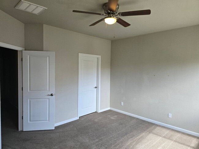 Building Photo - Townhome with great access to shopping, restauraunts and more!