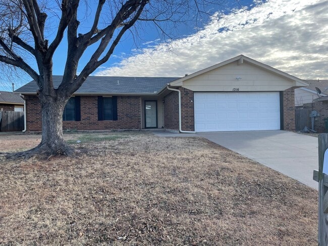 Primary Photo - 3 Bedroom, 2 bath, 2 car garage home avail...