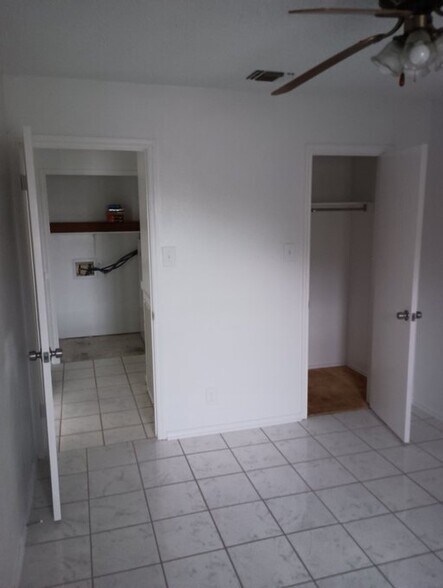 Building Photo - 9627 Dugas Dr