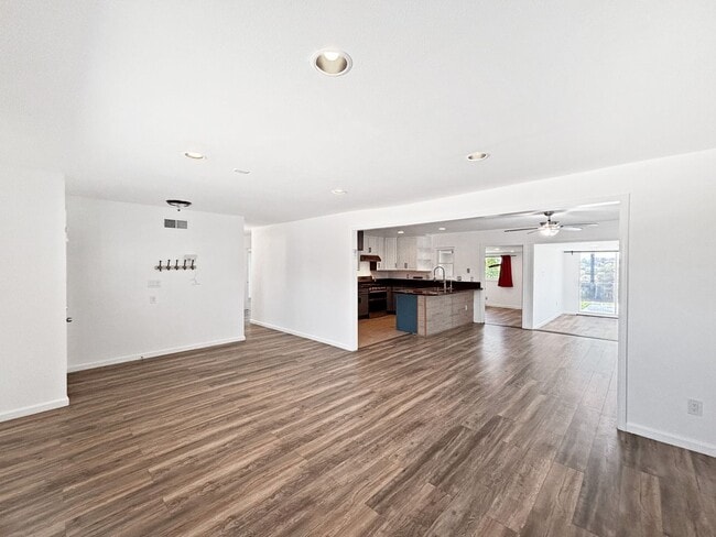 Building Photo - Contemporary 3BD/2BA House in Lemon Grove ...