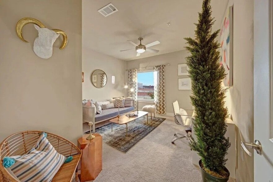 Building Photo - Metropolitan