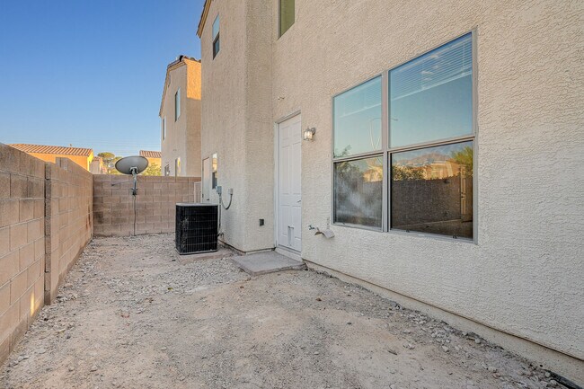 Building Photo - 1894 Versante Ave