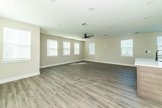 Building Photo - 1618 W Lawndale Dr