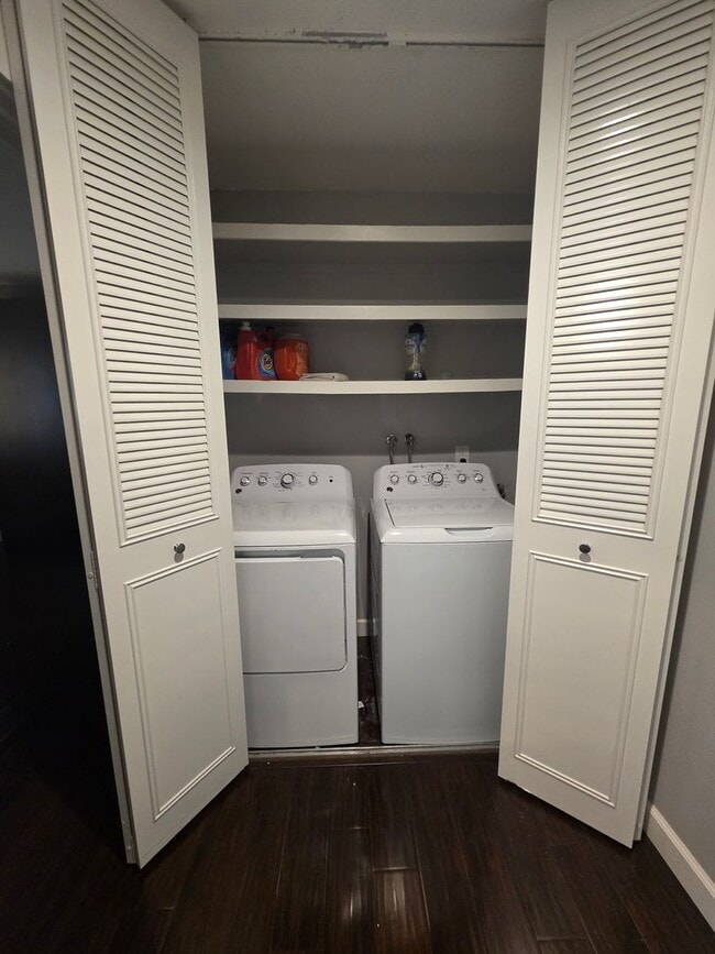 Building Photo - 2 Story 2bd/1.5ba  Townhouse near Commute ...