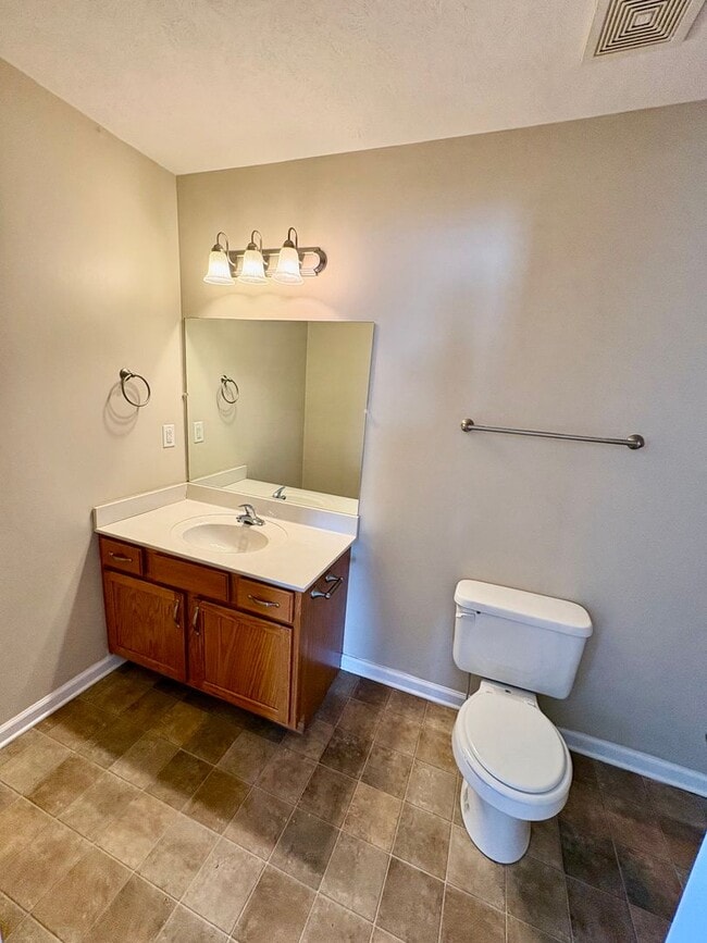 Building Photo - Nice home awaiting you to call home today- close to shopping and dining