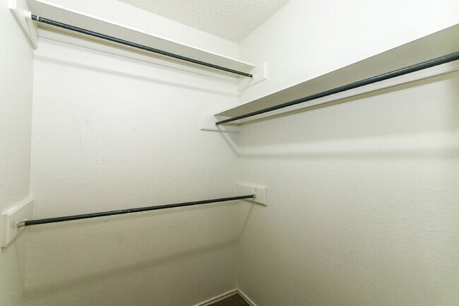 Building Photo - Upscale Townhouse in Great Area
