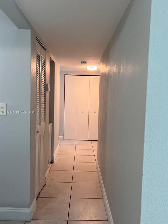 Building Photo - 8870 Fontainebleau Blvd
