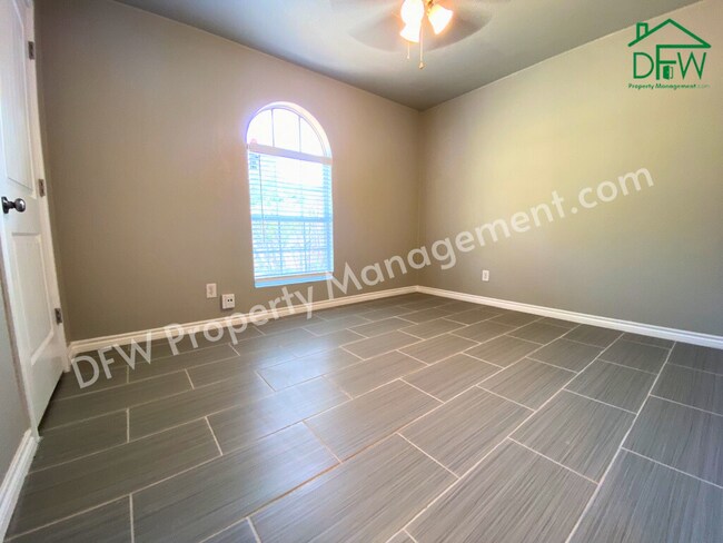 Building Photo - Charming 4 Bedroom 2 Bathroom Home on a Corner Lot in Fort Worth!