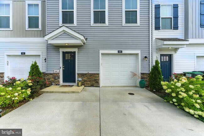 Building Photo - 406 Honeyberry Ln